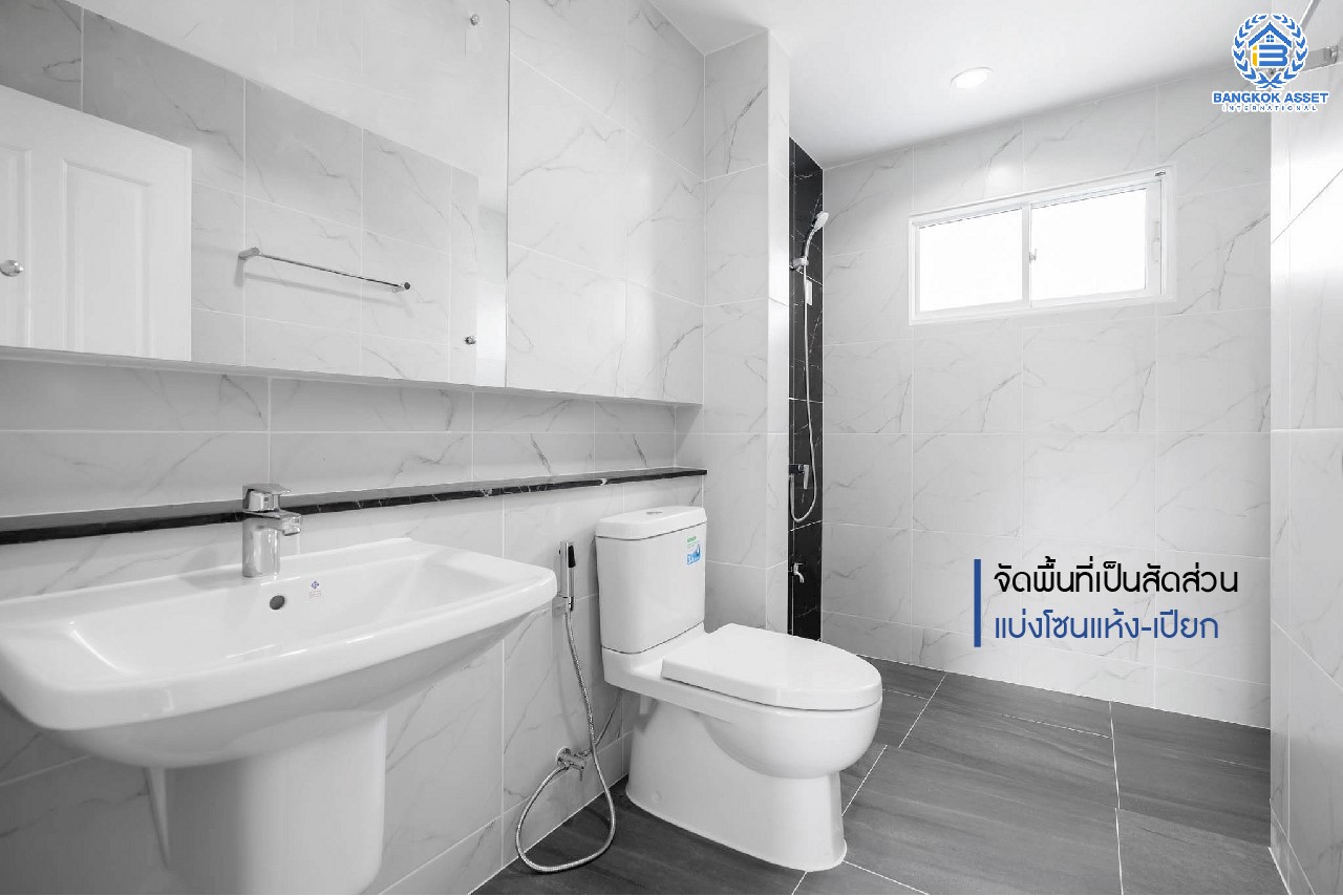 บ้านมือสองตกแต่งใหม่ คุณภาพแบรนด์ AP ม.เดอะเซนโทร รัตนาธิเบศร์-ราชพฤกษ์ ดีไซน์ Classic เนื้อที่ 50.8 ตร.ว. ฟังก์ชั่นจัดเต็ม 3 ห้องนอน 3 ห้องน้ำ 2 ที่จอดรถ บนทำเลศักยภาพ เชื่อมต่อหลายเส้นทางทั้ง ถ.ราชพฤกษ์ ,ถ.รัตนาธิเบศร์ และถ.กาญจนาภิเษก และเพียง 5 นาทีถึงรถไฟฟ้า "สถานีบางพลู"